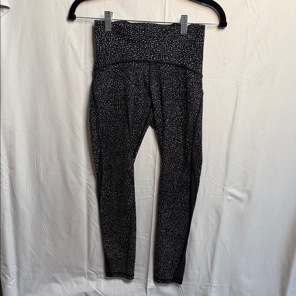 P05. Lululemon Train Times 7/8 Pant 25"
Size 4
Night View White Black / Black - Picture 4 of 8